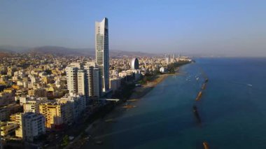 Limasol binalarından, Cyprus 'tan yukarıdan bak. Kıbrıs' ın yüksek kulelerinden. Yaz günbatımı ve arka planda şehir trafiği olan Akdeniz