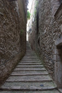 Geçit manzarası ve Gironas Eski Kasabası ve Yahudi Mahallesi 'nde basamaklar. Yüksek kalite fotoğraf