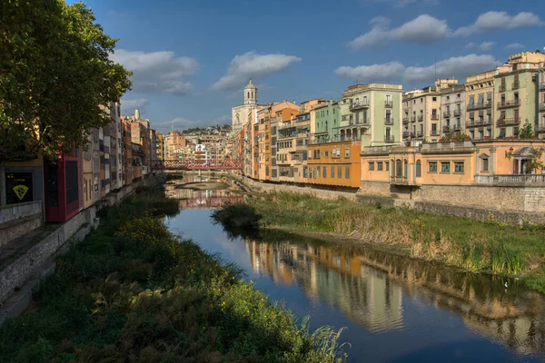 Girona 'lı Aziz Mary Katedrali' nin renkli binaları ve manzarası nehire yansıdı. Yüksek kalite fotoğraf