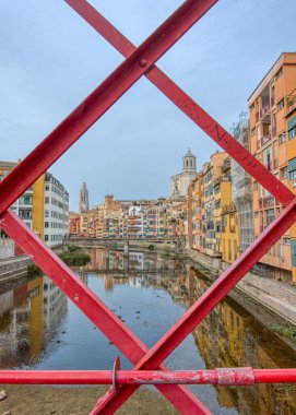 Girona 'daki Aziz Mary Katedrali ve Eyfel Köprüsü' nden alınan Aziz Felix Kilisesi manzarası. Yüksek kalite fotoğraf