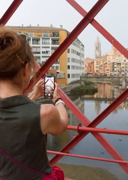 Egy Lefényképezi Gironai Szent Mária Katedrálist Eiffel Hídról Mobiljával Kiváló — Stock Fotó