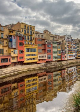 Gironas 'ın renkli nehir kenarı binaları Onya Nehri' ne yansıdı. Yüksek kalite fotoğraf
