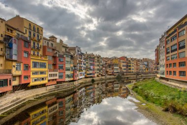Gironas 'ın renkli nehir kenarı binaları Onya Nehri' ne yansıdı. Yüksek kalite fotoğraf