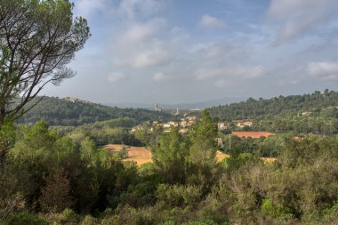 Saint Daniel Vadisi 'ndeki bir yürüyüşten alınan Girona manzarası. Yüksek kalite fotoğraf