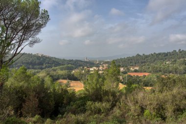 Saint Daniel Vadisi 'ndeki bir yürüyüşten alınan Girona manzarası. Yüksek kalite fotoğraf