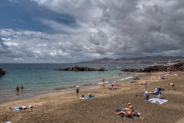 Açık bulutlu güneşli bir günde Puerto Del Carmen 'de bir plaj manzarası. Yüksek kalite fotoğraf