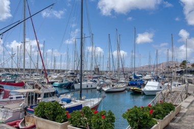 Açık bulutlu güneşli bir günde Puerto Del Carmen limanındaki tekne manzarası. Yüksek kalite fotoğraf
