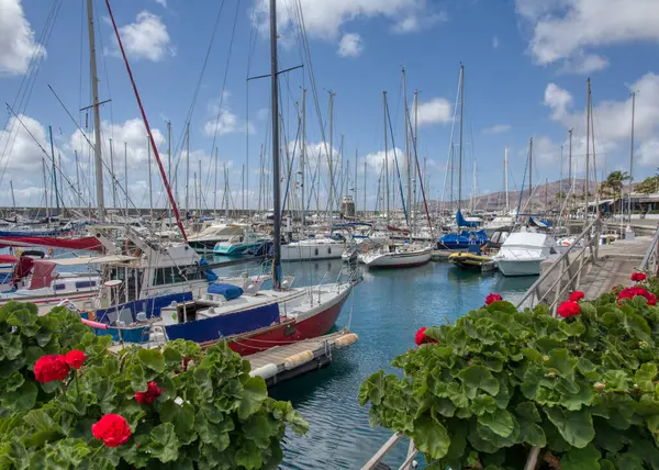 Açık bulutlu güneşli bir günde Puerto Del Carmen limanındaki tekne manzarası. Yüksek kalite fotoğraf