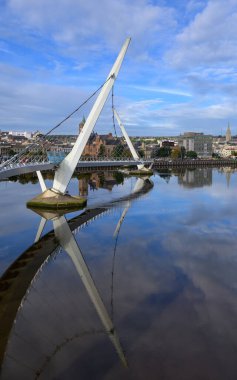 Derry 'deki Foyle Nehri üzerindeki Barış Köprüsü manzarası. Yüksek kalite fotoğraf