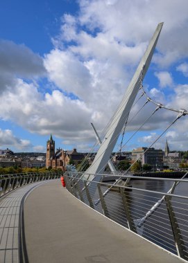 Derry 'deki Foyle Nehri üzerindeki Barış Köprüsü manzarası. Yüksek kalite fotoğraf