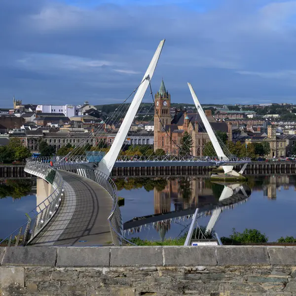 Derry 'deki Foyle Nehri üzerindeki Barış Köprüsü manzarası. Yüksek kalite fotoğraf