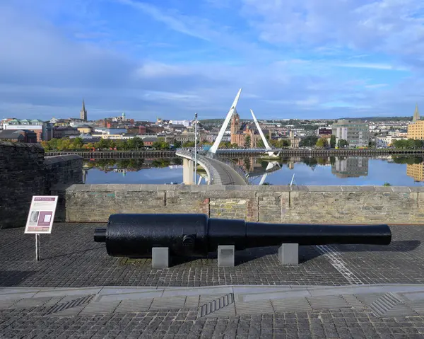 Derry 'deki Foyle Nehri üzerindeki Barış Köprüsü manzarası. Yüksek kalite fotoğraf