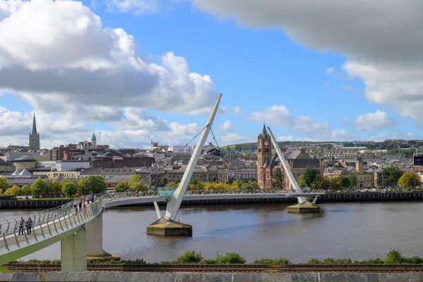 Derry 'deki Foyle Nehri üzerindeki Barış Köprüsü manzarası. Yüksek kalite fotoğraf
