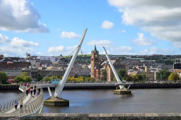 Derry 'deki Foyle Nehri üzerindeki Barış Köprüsü manzarası. Yüksek kalite fotoğraf