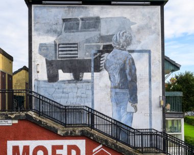 Derry 'nin Bogside bölgesindeki duvar resimleri. Yüksek kalite fotoğraf