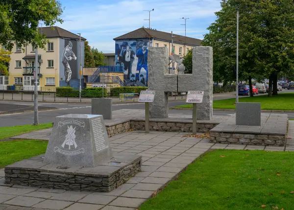 Derry 'nin Bogside bölgesindeki duvar resimleri. Yüksek kalite fotoğraf