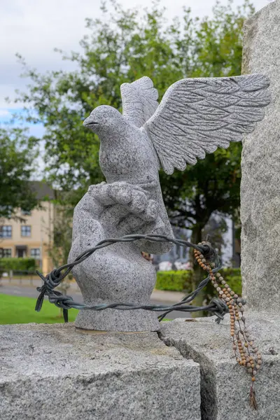Derry 'nin Bogside bölgesindeki H Blok açlık grevi anıtının bir parçası olan güvercin manzarası. Yüksek kalite fotoğraf