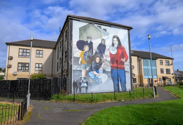 Derry 'nin Bogside bölgesindeki duvar resimleri. Yüksek kalite fotoğraf