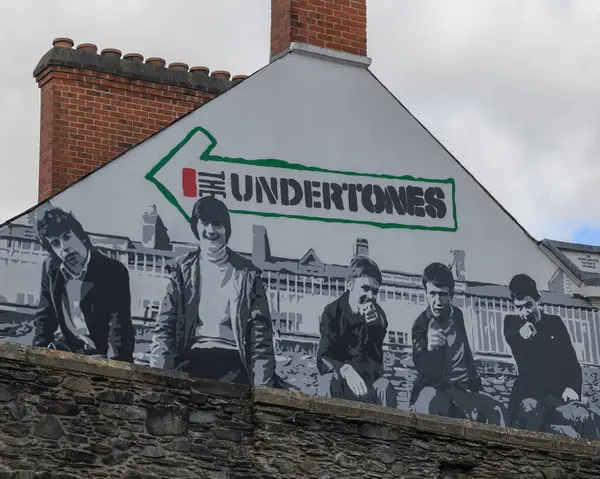 Derry 'nin Bogside bölgesinde Undertone' ların duvar resmi. Yüksek kalite fotoğraf