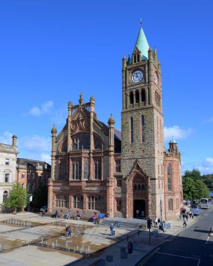 Derry Guildhall şehir duvarlarına yakın görünüyor. Yüksek kalite fotoğraf