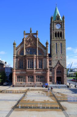 Derry Guildhall şehir duvarlarına yakın görünüyor. Yüksek kalite fotoğraf
