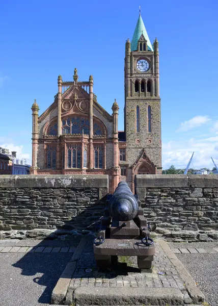 Derry Guildhall şehir duvarlarına yakın görünüyor. Yüksek kalite fotoğraf