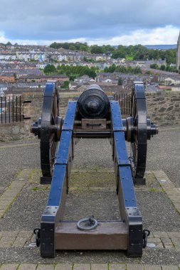 Derry şehrinin duvarlarındaki ünlü topun görüntüsü. Yüksek kalite fotoğraf