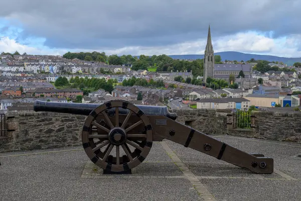 Derry şehrinin duvarlarındaki ünlü topun görüntüsü. Yüksek kalite fotoğraf
