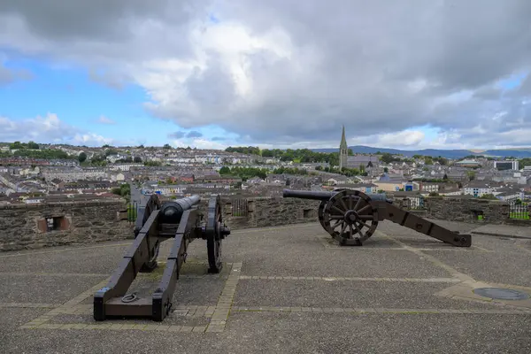 Derry şehrinin duvarlarındaki ünlü topun görüntüsü. Yüksek kalite fotoğraf