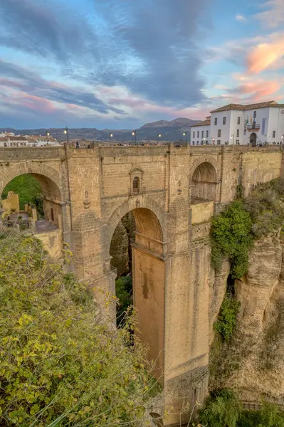 Guadalevin Nehri 'ni taşıyan 120 metrelik vadiyi kaplayan Puente Nuevo köprüsünün manzarası.