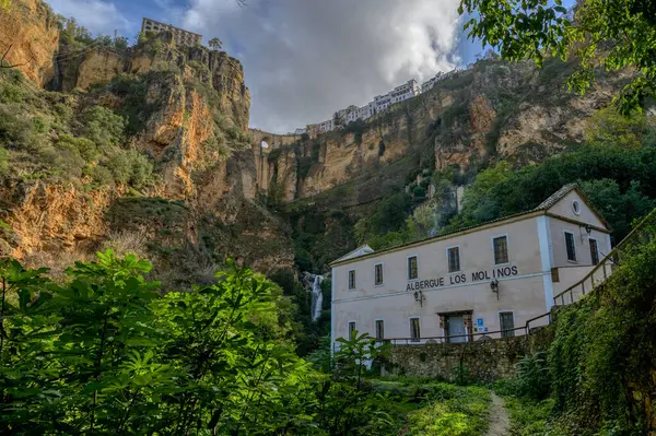 Albergue Los Molinos 'tan Guadalevin Nehri' ni taşıyan 120 metre derinliğindeki vadiyi kapsayan Puente Nuevo köprüsünün manzarası.