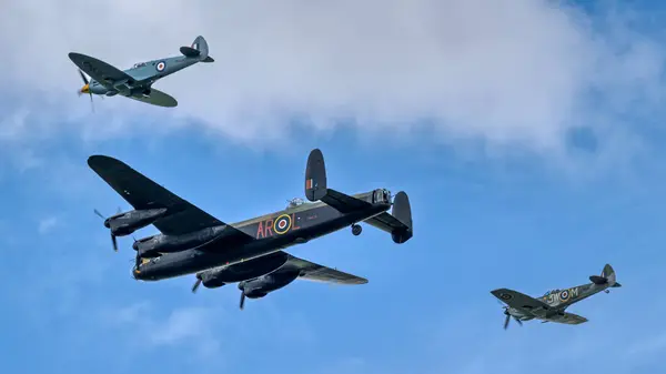 Britanya Muharebesi Uçuş BBMF Lancaster PA474 uçağı 80 yıl sonra evine, Broughton 'a döndü.