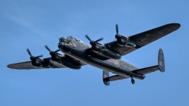 Britanya Muharebesi Uçuş BBMF Lancaster PA474 uçağı 80 yıl sonra evine, Broughton 'a döndü.