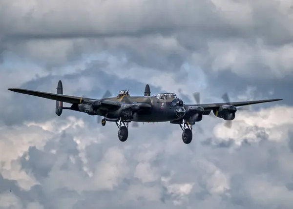 Britanya Muharebesi Uçuş BBMF Lancaster PA474 uçağı 80 yıl sonra evine, Broughton 'a döndü.