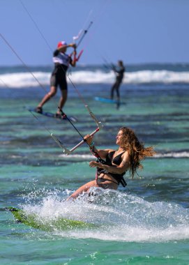 Palmar Beach, Belle Mare, Mauritius 'taki resifin içindeki uçurtma sörfçülerinin görüntüsü. Yüksek kalite fotoğraf