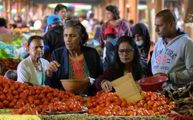 Alışveriş yapanlar Flacq merkez marketinden domates alıyor. Yüksek kalite fotoğraf