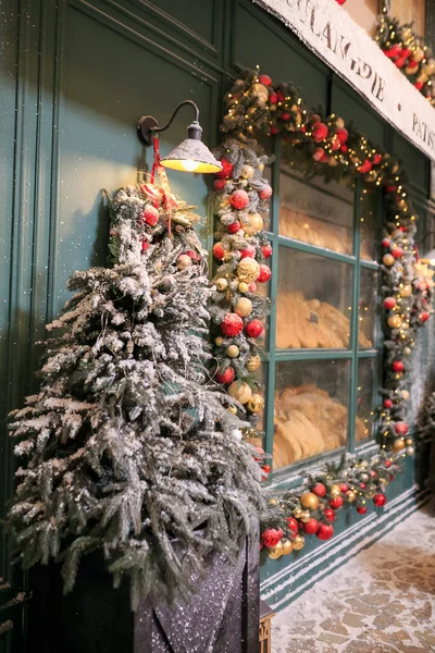 Cafe Bakery Exterior Festive Decorations Fresh Bread Croissants Glass Showcase — Stockfoto