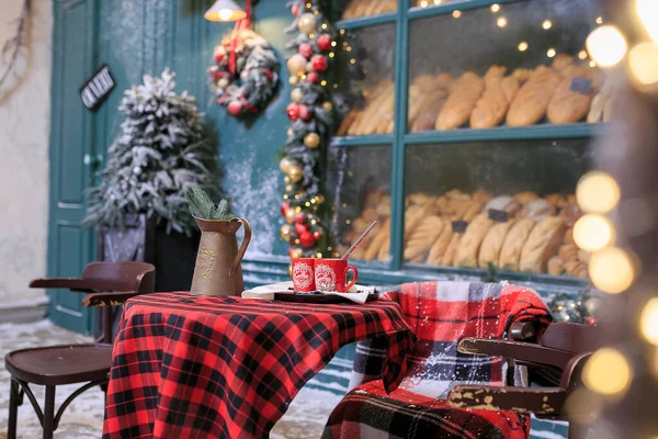 Table Two Christmas Bakery Exterior Christmas Decorations Fresh Bread Glass — Stockfoto