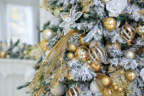 Close Golden Balls White Flowers Hanging Christmas Tree Shining Garland — Stockfoto