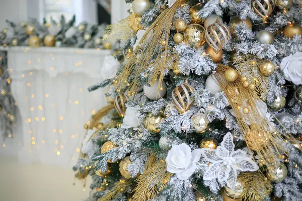 Close Golden Balls White Flowers Hanging Christmas Tree Background Fireplace — Stockfoto
