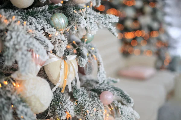Handmade Christmas Tree Decorations Decorated Christmas Tree Soft Yellow Lights — Stockfoto