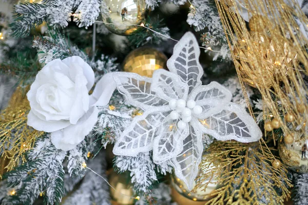 Close Golden Balls White Flowers Hanging Christmas Tree Shining Garland — Stockfoto