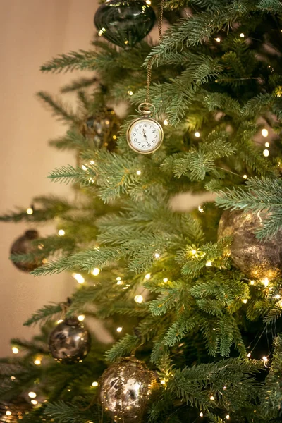 Vintage Old Retro Clocks Gold Balls Hang Branch Green Christmas — Stockfoto