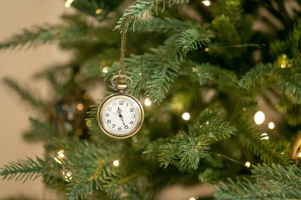 Vintage Old Golden Retro Clocks Hang Branch Green Christmas Tree — Stockfoto