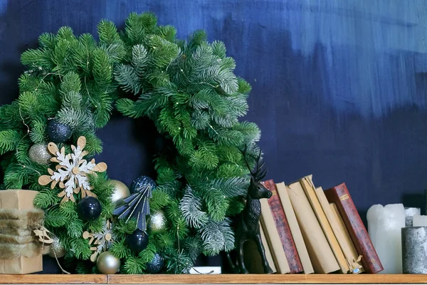 Christmas Wreath Decorations Shelf Books Blue Background Christmas Holidays Seasonal — Stockfoto