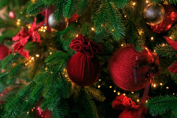Closeup Red Bauble Hanging Decorated Christmas Tree Christmas Holidays Seasonal — Stockfoto
