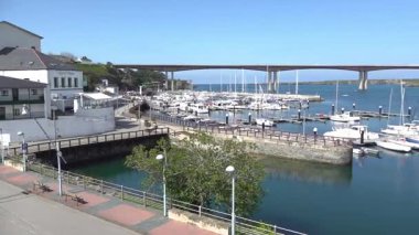 Arka planda 77 nolu köprü ile Ribadeo marinasının panoramik görüntüsü