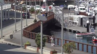 Ribadeo marinasının yanında gezinti alanı - 88