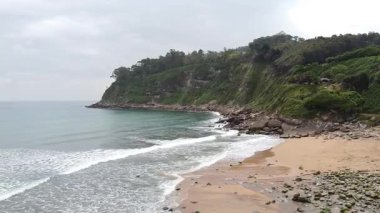 Plaj ve uçurumların hava aracı görüntüsü - 94