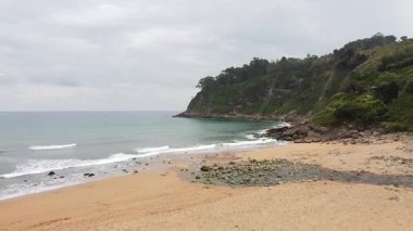 Uçağı sahilin üzerinden uçuruma doğru gidiyor. 90 derece.